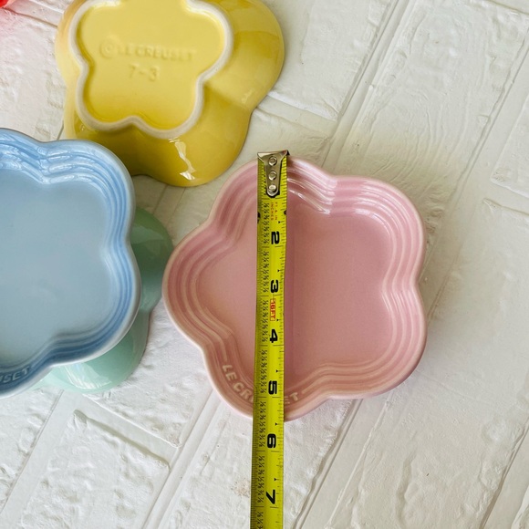 Le Creuset Small flower Plates Bundle Set of 4 - Picture 9 of 9